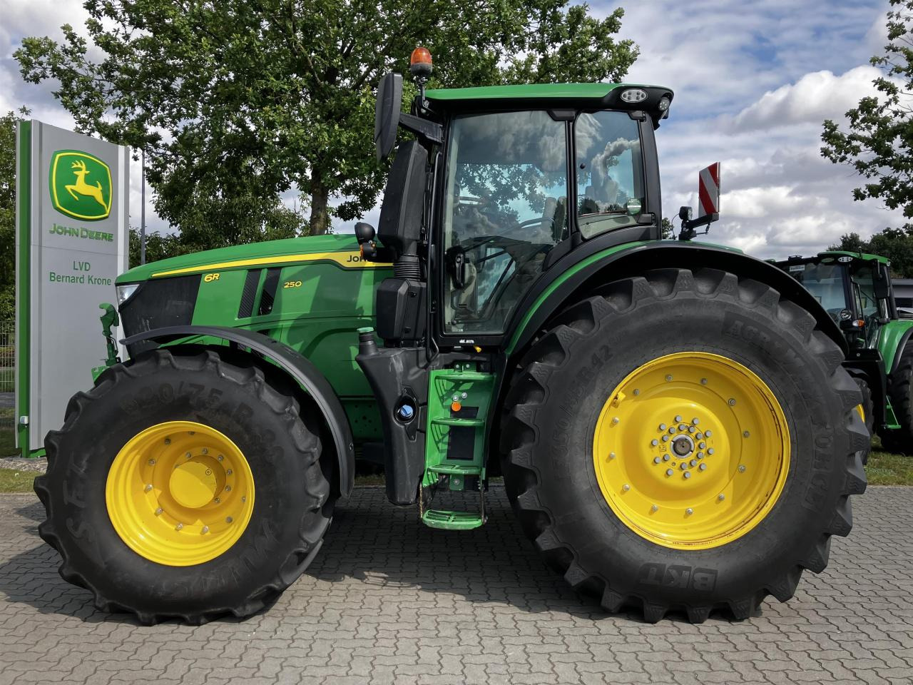 John Deere 6R 250 - Tractor: foto 1 John Deere 6R 250 - Tractor: foto 1