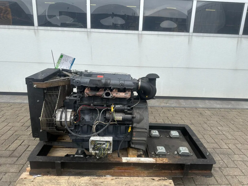 Deutz F4M 2011 Diesel motor 30 kW 39 PK bij 1500 rpm as New ! - Motor para Equipo de manutención: foto 3 Deutz F4M 2011 Diesel motor 30 kW 39 PK bij 1500 rpm as New ! - Motor para Equipo de manutención: foto 3