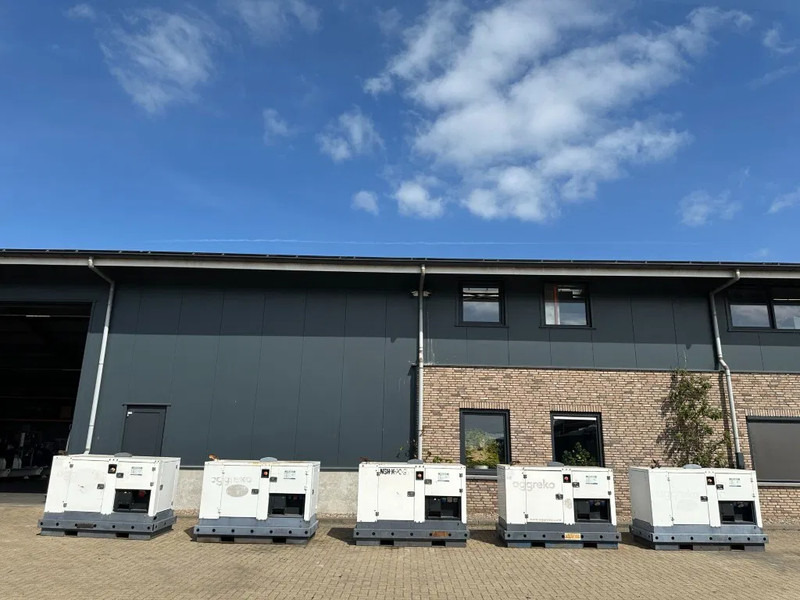 Iveco FPT F32 AM1A Leroy Somer 32 kVA Silent generatorset 239 hours ! - Generador industriale: foto 2 Iveco FPT F32 AM1A Leroy Somer 32 kVA Silent generatorset 239 hours ! - Generador industriale: foto 2
