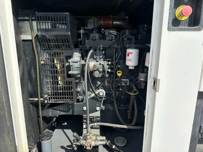 Iveco FPT F32 AM1A Leroy Somer 32 kVA Silent generatorset 39 hours ! - Generador industriale: foto 4 Iveco FPT F32 AM1A Leroy Somer 32 kVA Silent generatorset 39 hours ! - Generador industriale: foto 4