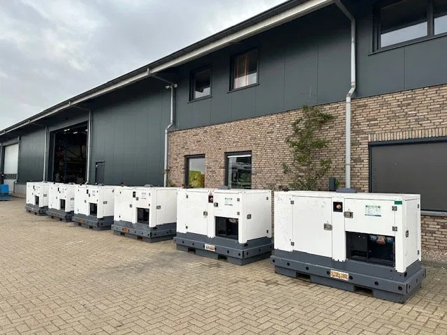 Iveco FPT F32 AM1A Leroy Somer 32 kVA Silent generatorset .... hours ! - Generador industriale: foto 4 Iveco FPT F32 AM1A Leroy Somer 32 kVA Silent generatorset .... hours ! - Generador industriale: foto 4