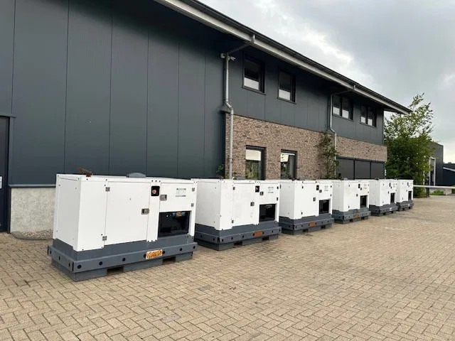 Iveco FPT F32 AM1A Leroy Somer 32 kVA Silent generatorset .... hours ! - Generador industriale: foto 2 Iveco FPT F32 AM1A Leroy Somer 32 kVA Silent generatorset .... hours ! - Generador industriale: foto 2