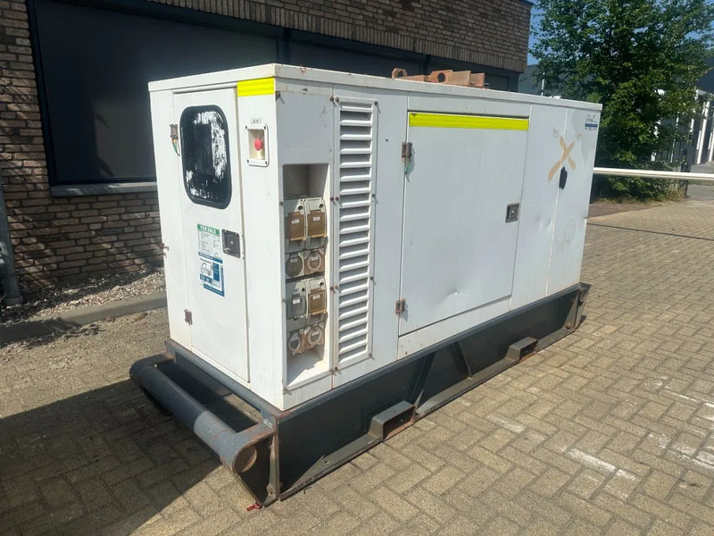 Iveco FPT NEF45 SM1A.A004 Stamford 60 kVA Silent Renrtal generatorset - Generador industriale: foto 5 Iveco FPT NEF45 SM1A.A004 Stamford 60 kVA Silent Renrtal generatorset - Generador industriale: foto 5