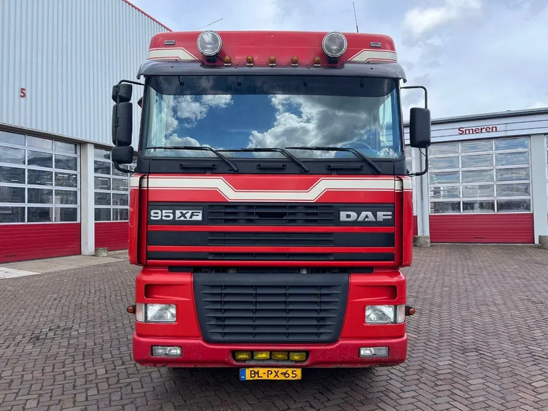DAF XF FAR 95XF.380 EURO 2 - Camión transporte de ganado: foto 2 DAF XF FAR 95XF.380 EURO 2 - Camión transporte de ganado: foto 2