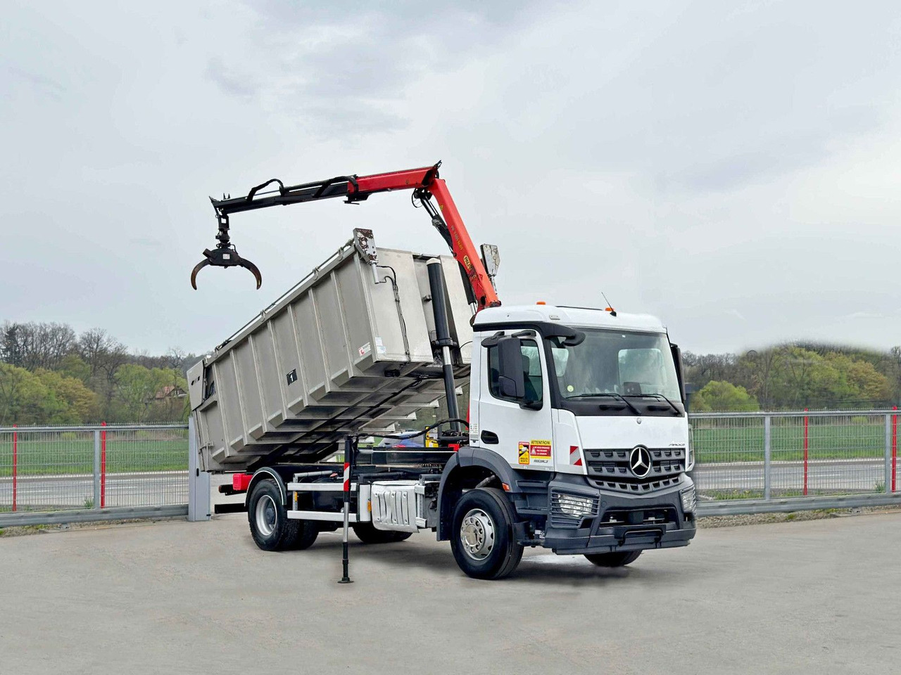 Mercedes-Benz AROCS 1830* KIPPER 5,00m * PK 7.501 SLD A + FUNK - Camión volquete, Camión grúa: foto 2 Mercedes-Benz AROCS 1830* KIPPER 5,00m * PK 7.501 SLD A + FUNK - Camión volquete, Camión grúa: foto 2