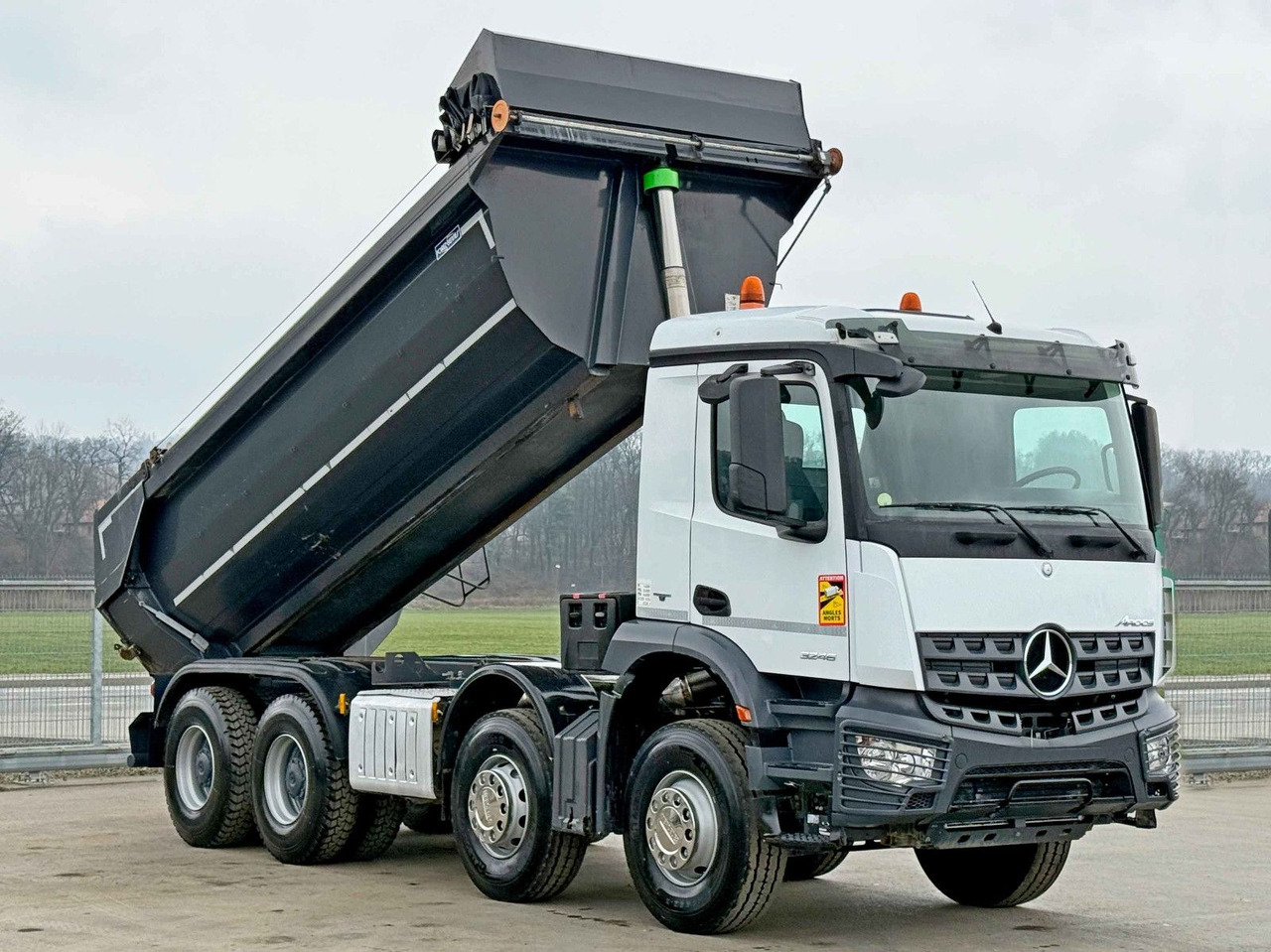 Mercedes-Benz AROCS 3246* KIPPER / 8x4 * TOPZUSTAND - Camión volquete: foto 4 Mercedes-Benz AROCS 3246* KIPPER / 8x4 * TOPZUSTAND - Camión volquete: foto 4