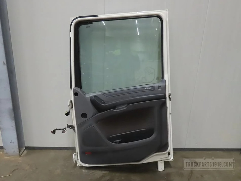 DAF Body & Chassis Parts Portier Re. DAF XF 106 - Puerta y piezas para Camión: foto 4 DAF Body & Chassis Parts Portier Re. DAF XF 106 - Puerta y piezas para Camión: foto 4