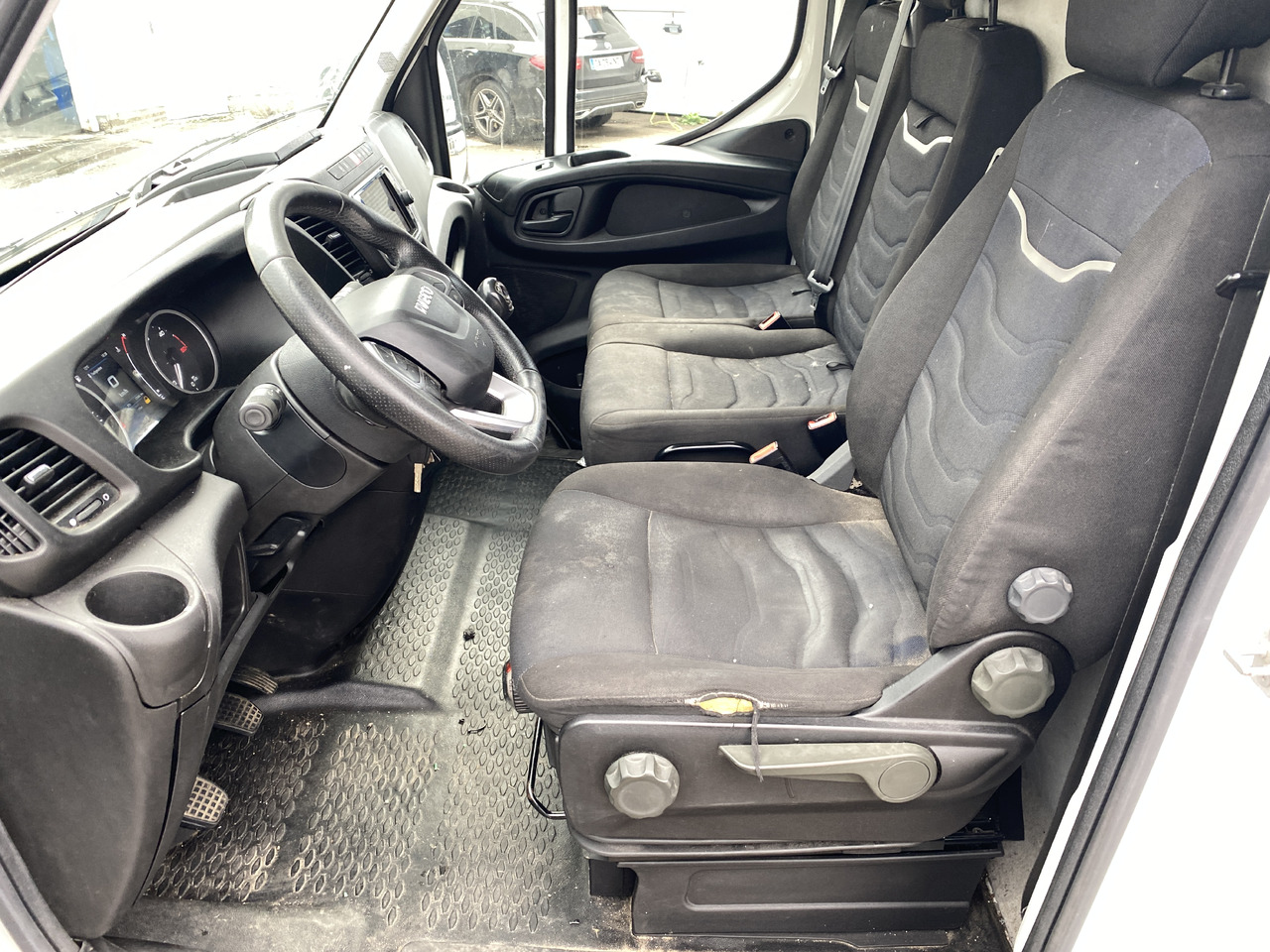 Furgón IVECO DAILY 35S18: foto 10