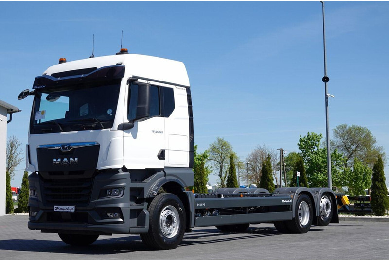 MAN TGX 26.520 / 6x2 / RAMA DŁ. 9,1M / OŚ PODNOSZONA / SKRĘTNA / DO - Camión chasis: foto 1 MAN TGX 26.520 / 6x2 / RAMA DŁ. 9,1M / OŚ PODNOSZONA / SKRĘTNA / DO - Camión chasis: foto 1