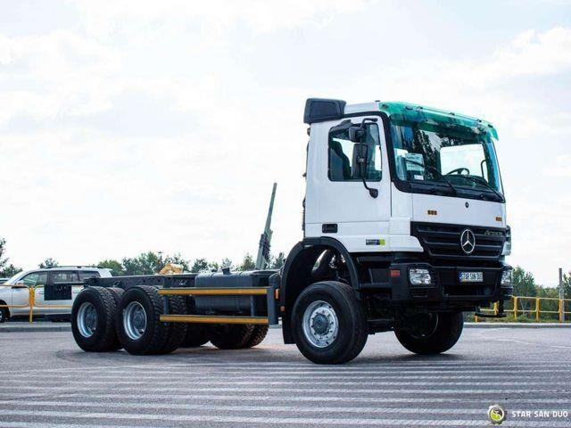 Mercedes-Benz 3332 AK 6x6 chassis cab - Camión chasis, Camión grúa: foto 2 Mercedes-Benz 3332 AK 6x6 chassis cab - Camión chasis, Camión grúa: foto 2