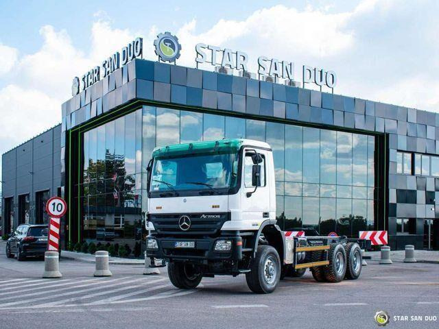 Mercedes-Benz 3332 AK 6x6 chassis cab - Camión chasis, Camión grúa: foto 1 Mercedes-Benz 3332 AK 6x6 chassis cab - Camión chasis, Camión grúa: foto 1