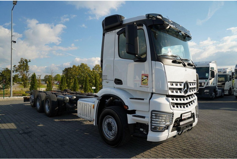 Mercedes-Benz AROCS 3248 / 8X4 / TRIDEM / RAMA POD ZABUDOWE 8 M / OŚ SKRETNA I - Camión chasis: foto 2 Mercedes-Benz AROCS 3248 / 8X4 / TRIDEM / RAMA POD ZABUDOWE 8 M / OŚ SKRETNA I - Camión chasis: foto 2
