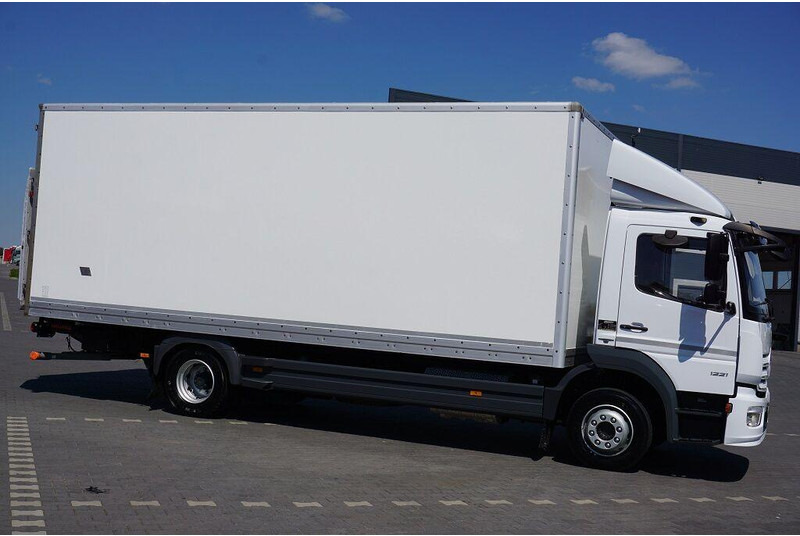Mercedes-Benz ATEGO / 1221 / ACC / EURO 6 / KONTENER + WINDA / 17 PALET - Camión caja cerrada: foto 4 Mercedes-Benz ATEGO / 1221 / ACC / EURO 6 / KONTENER + WINDA / 17 PALET - Camión caja cerrada: foto 4
