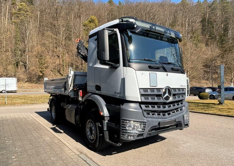 Mercedes-Benz Arocs 1840 - 3 way tipper truck + crane - Camión volquete, Camión grúa: foto 2 Mercedes-Benz Arocs 1840 - 3 way tipper truck + crane - Camión volquete, Camión grúa: foto 2