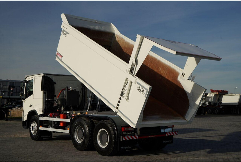 Volvo FMX 550 / 6x4 / WYWROTKA / WOZIDŁO / HARDOX / HYDRAULICZNA KLAPA - Camión volquete: foto 3 Volvo FMX 550 / 6x4 / WYWROTKA / WOZIDŁO / HARDOX / HYDRAULICZNA KLAPA - Camión volquete: foto 3