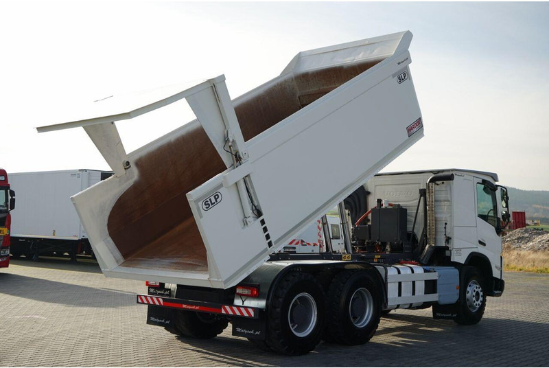 Volvo FMX 550 / 6x4 / WYWROTKA / WOZIDŁO / HARDOX / HYDRAULICZNA KLAPA - Camión volquete: foto 4 Volvo FMX 550 / 6x4 / WYWROTKA / WOZIDŁO / HARDOX / HYDRAULICZNA KLAPA - Camión volquete: foto 4