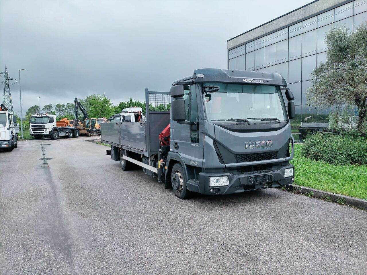 IVECO EuroCargo 75-210 - Camión caja abierta, Camión grúa: foto 1 IVECO EuroCargo 75-210 - Camión caja abierta, Camión grúa: foto 1
