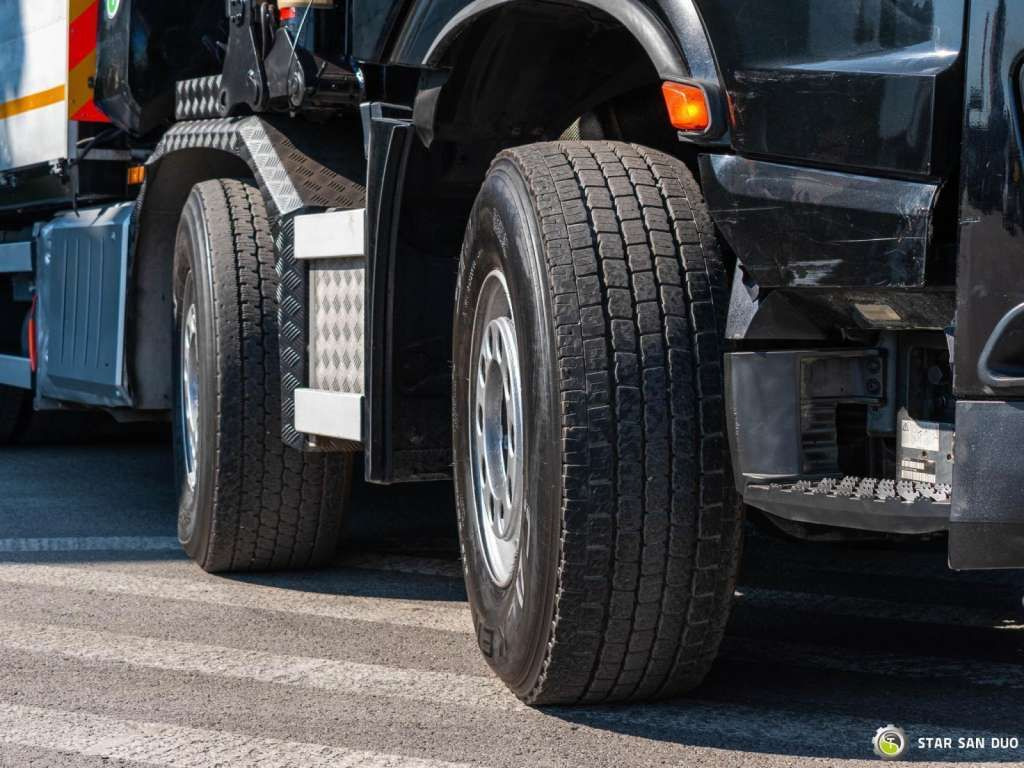 Leasing de  Mercedes-Benz  AROCS 3251 8x4 HMF 8520 Fly Jib Winch Mercedes-Benz  AROCS 3251 8x4 HMF 8520 Fly Jib Winch: foto 21