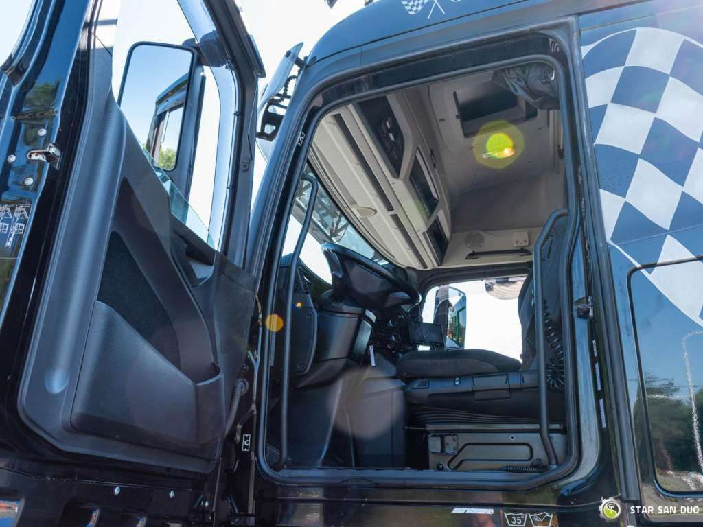 Leasing de  Mercedes-Benz  AROCS 3251 8x4 HMF 8520 Fly Jib Winch Mercedes-Benz  AROCS 3251 8x4 HMF 8520 Fly Jib Winch: foto 15