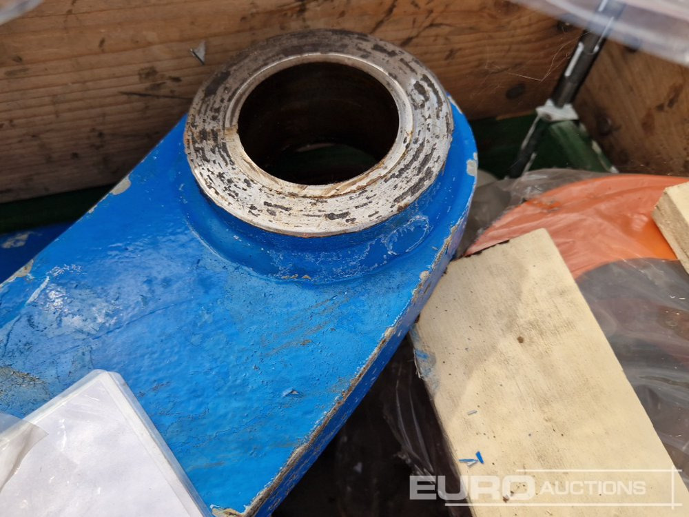 Pallet of Assorted, Bolts, Couplings, Brackets to suit Hitachi, Fuchs - Recambio para Excavadora: foto 4 Pallet of Assorted, Bolts, Couplings, Brackets to suit Hitachi, Fuchs - Recambio para Excavadora: foto 4