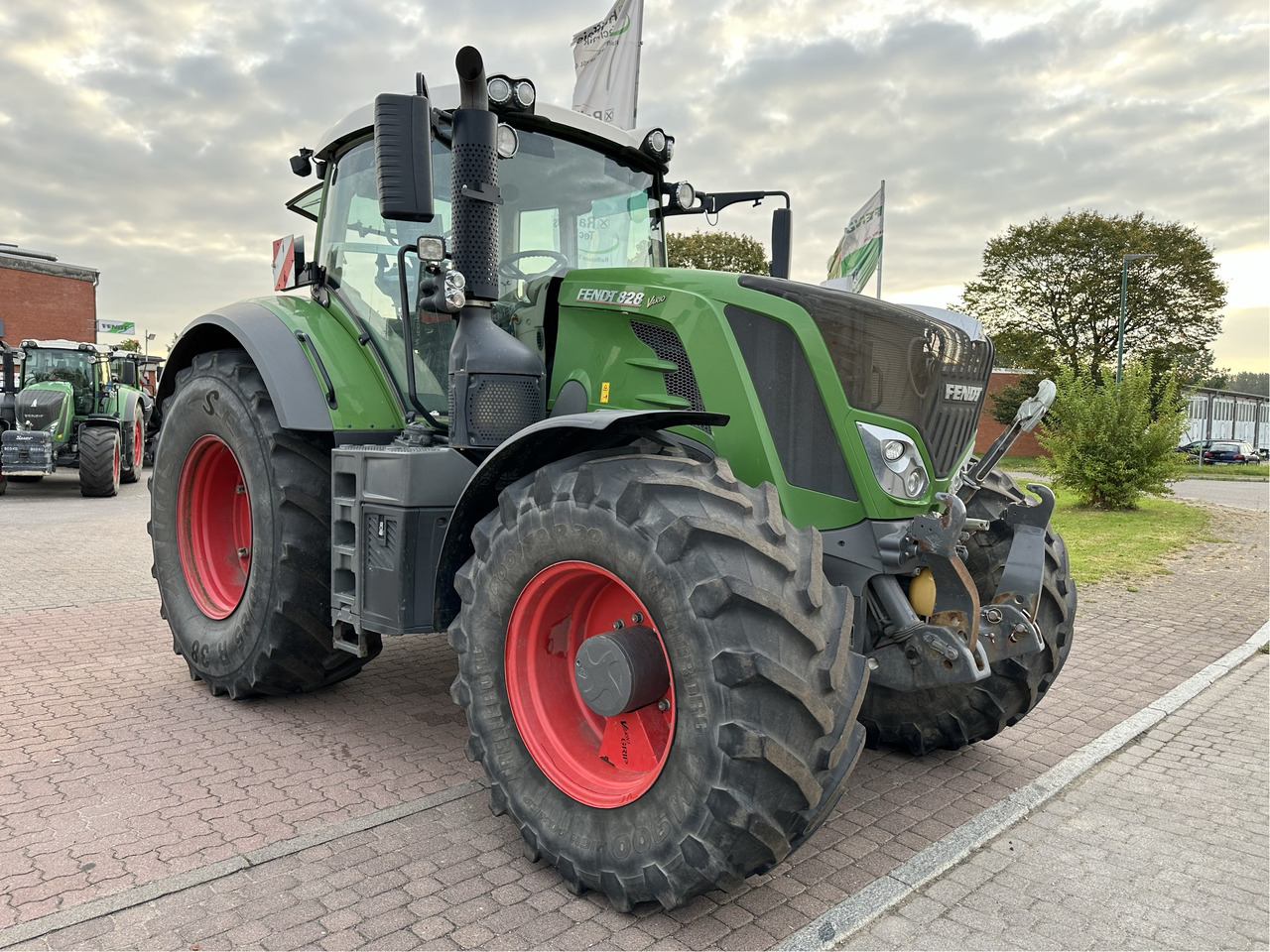 Fendt 828 Vario S4 - Tractor: foto 1 Fendt 828 Vario S4 - Tractor: foto 1