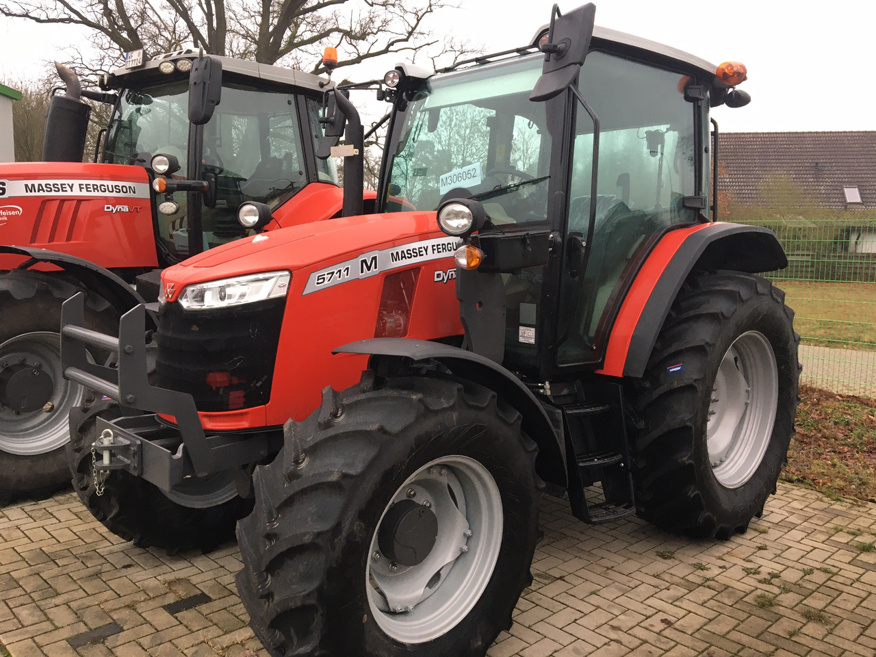 Massey Ferguson 5711 M Dyna-4 4WD Essent - Tractor: foto 1 Massey Ferguson 5711 M Dyna-4 4WD Essent - Tractor: foto 1