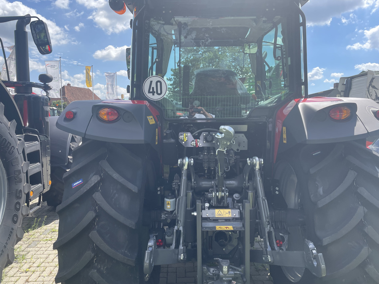 Massey Ferguson 5711M Dyna-4 4WD Cab - Tractor: foto 2 Massey Ferguson 5711M Dyna-4 4WD Cab - Tractor: foto 2