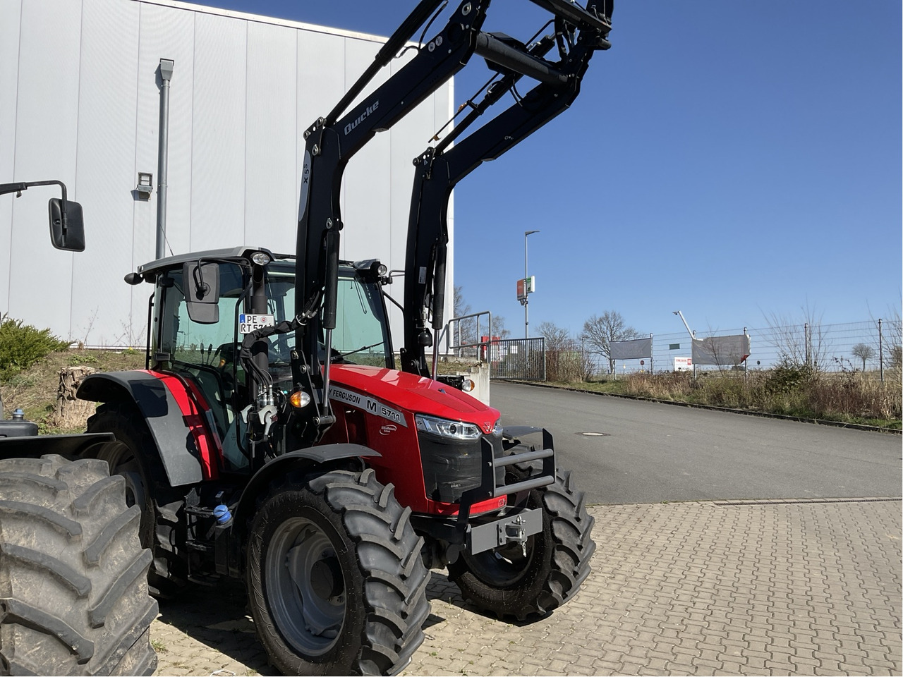 Massey Ferguson 5711M Dyna4 4WD Cab Esse - Tractor: foto 1 Massey Ferguson 5711M Dyna4 4WD Cab Esse - Tractor: foto 1