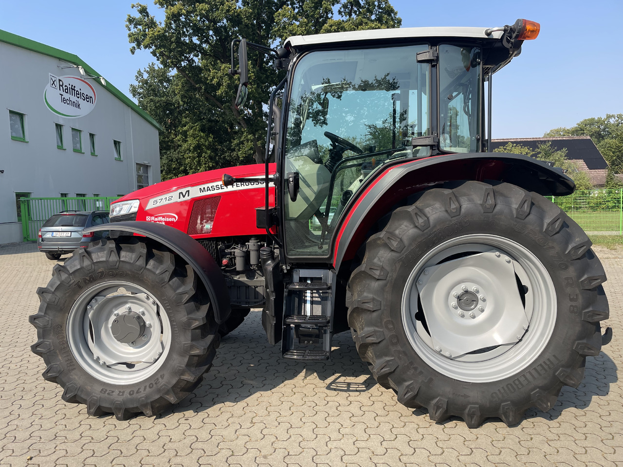 Massey Ferguson 5712M 4WD Cab Essential - Tractor: foto 1 Massey Ferguson 5712M 4WD Cab Essential - Tractor: foto 1