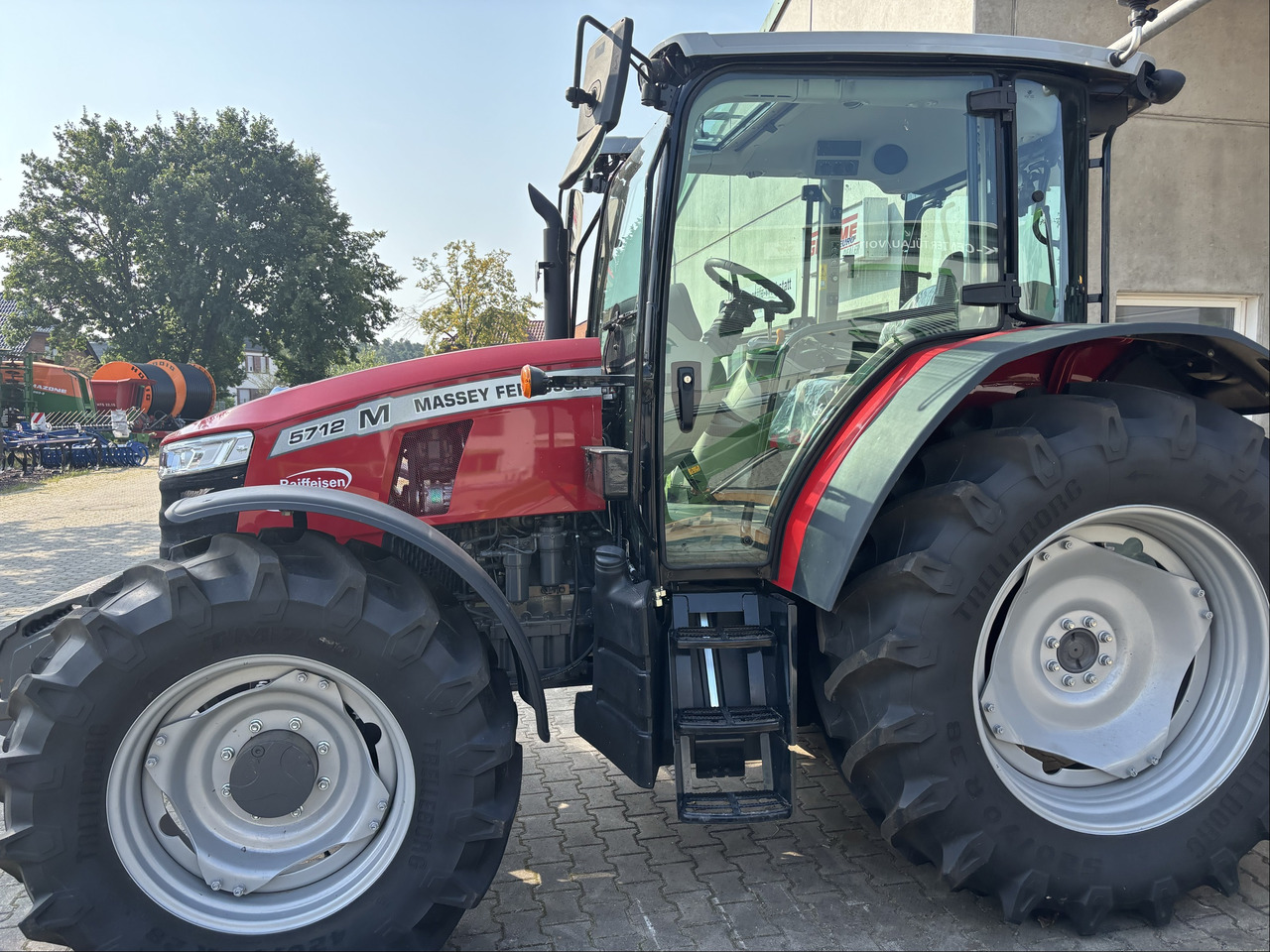 Massey Ferguson 5712M 4WD Cab Essential - Tractor: foto 3 Massey Ferguson 5712M 4WD Cab Essential - Tractor: foto 3