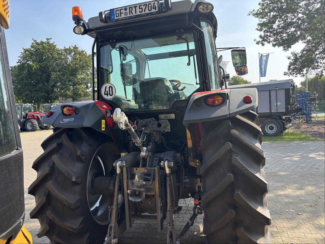 Massey Ferguson 5712M 4WD Cab Essential - Tractor: foto 4 Massey Ferguson 5712M 4WD Cab Essential - Tractor: foto 4