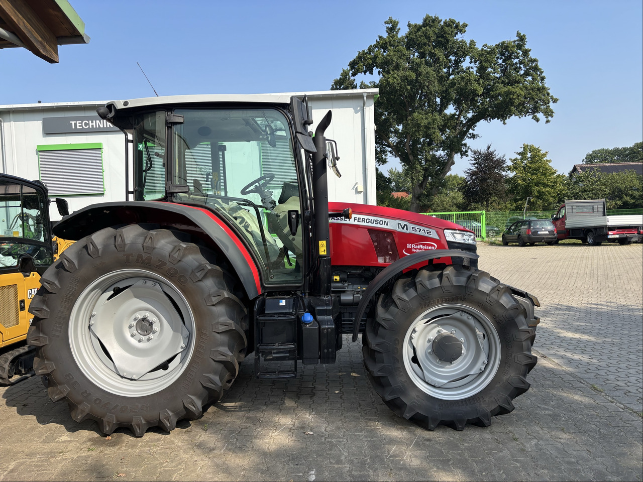 Massey Ferguson 5712M 4WD Cab Essential - Tractor: foto 1 Massey Ferguson 5712M 4WD Cab Essential - Tractor: foto 1