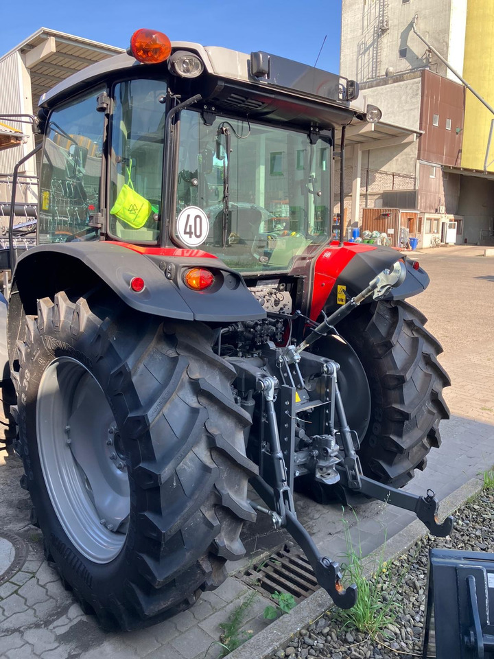Massey Ferguson 5713 M 4WD Cab Essential - Tractor: foto 4 Massey Ferguson 5713 M 4WD Cab Essential - Tractor: foto 4