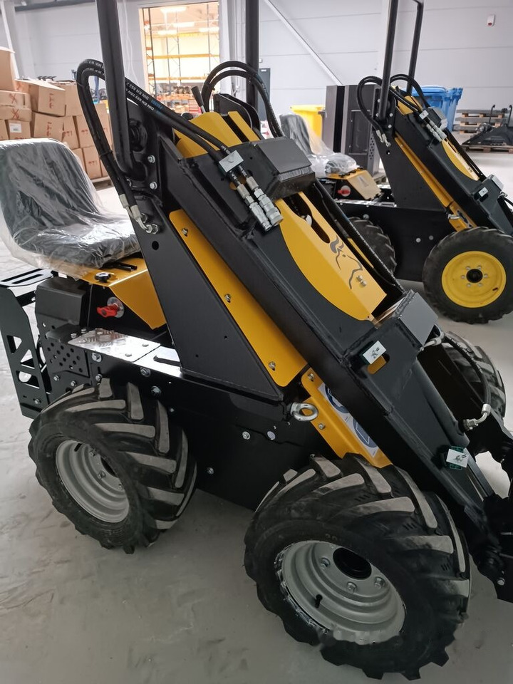 Tur Poland Radlader Mini loader Mini Hoflader N 520 - Minicargadora: foto 3 Tur Poland Radlader Mini loader Mini Hoflader N 520 - Minicargadora: foto 3