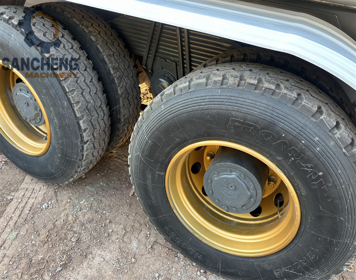 SINOTRUK HOWO 371 6x4 Water Tanker Truck - Camión cisterna: foto 5 SINOTRUK HOWO 371 6x4 Water Tanker Truck - Camión cisterna: foto 5