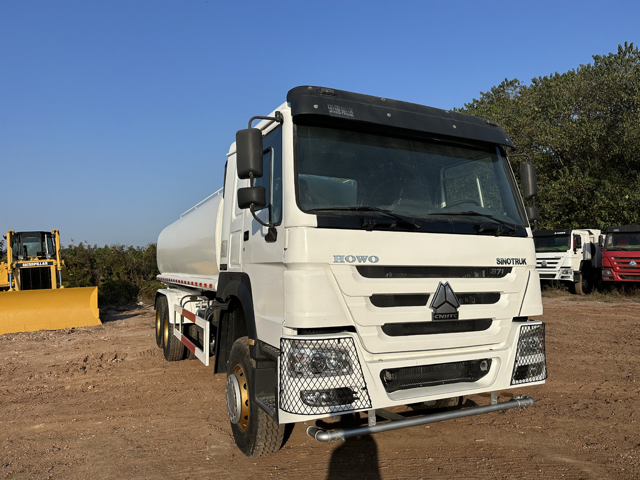 SINOTRUK HOWO 371 Water Tanker Truck - Camión cisterna: foto 3 SINOTRUK HOWO 371 Water Tanker Truck - Camión cisterna: foto 3