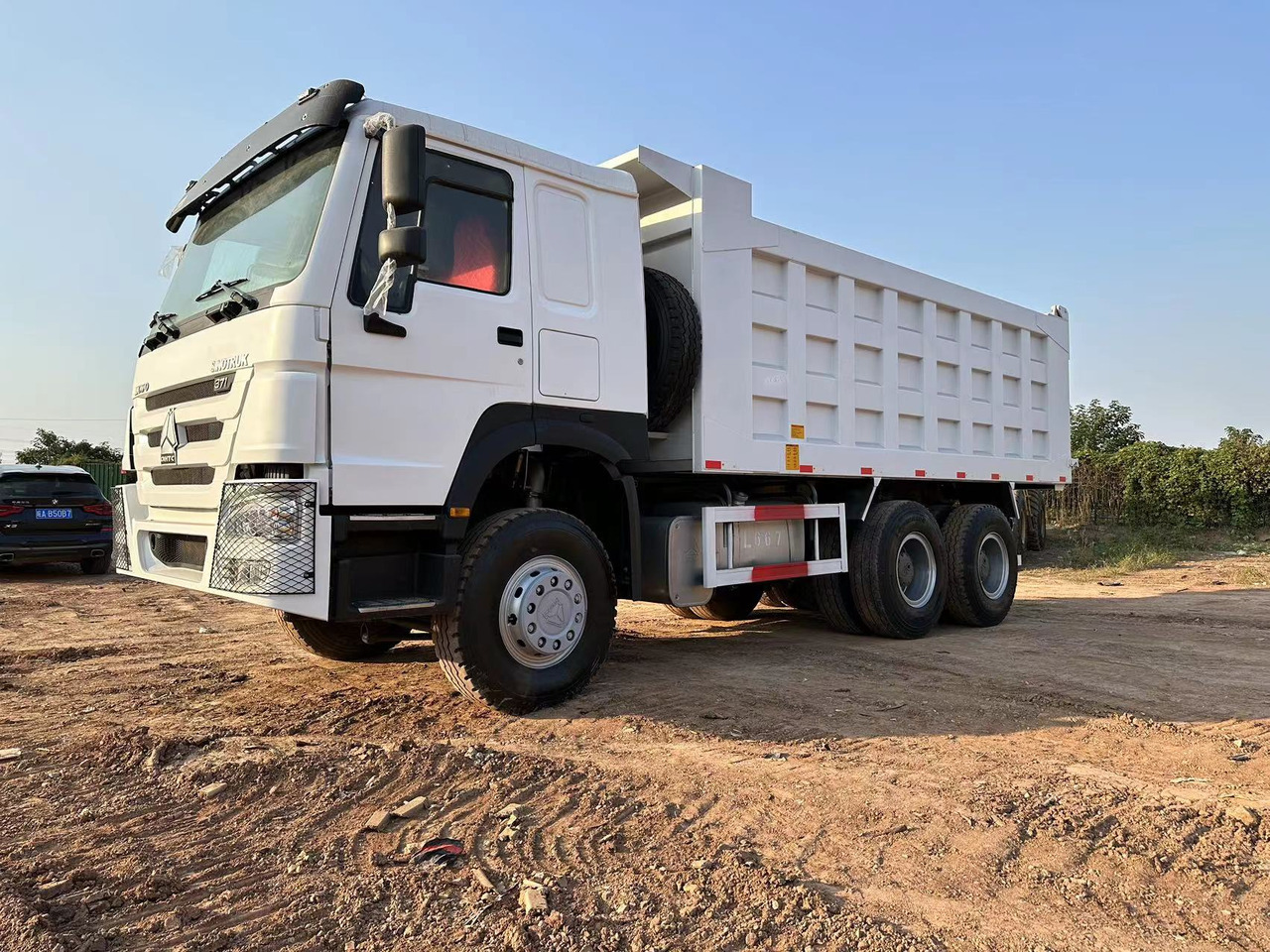 SINOTRUK HOWO 371hp 6x4 - Camión volquete: foto 4 SINOTRUK HOWO 371hp 6x4 - Camión volquete: foto 4