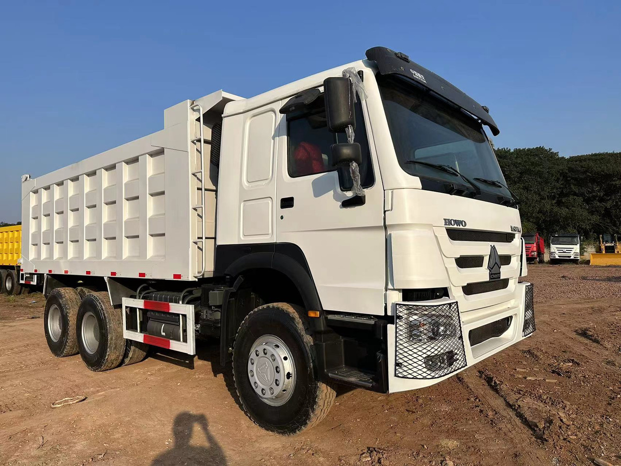 SINOTRUK HOWO 371hp 6x4 - Camión volquete: foto 3 SINOTRUK HOWO 371hp 6x4 - Camión volquete: foto 3
