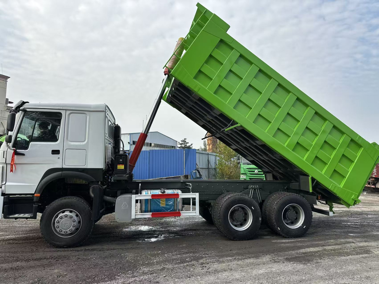 SINOTRUK HOWO 400HP 6X4 Tipper Truck - Camión volquete: foto 2 SINOTRUK HOWO 400HP 6X4 Tipper Truck - Camión volquete: foto 2