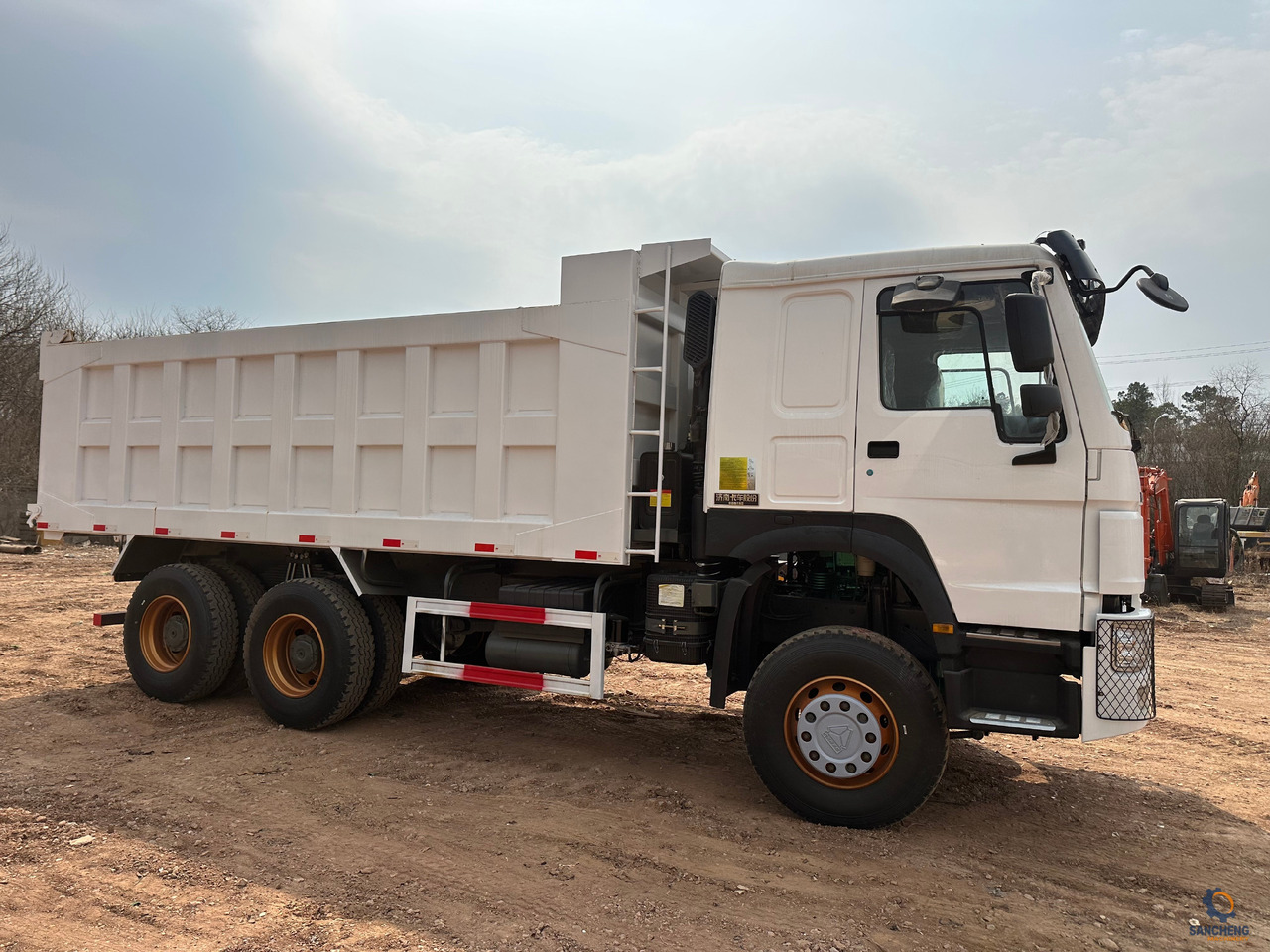 SINOTRUK HOWO Dump truck 371 6x4 - Camión volquete: foto 2 SINOTRUK HOWO Dump truck 371 6x4 - Camión volquete: foto 2