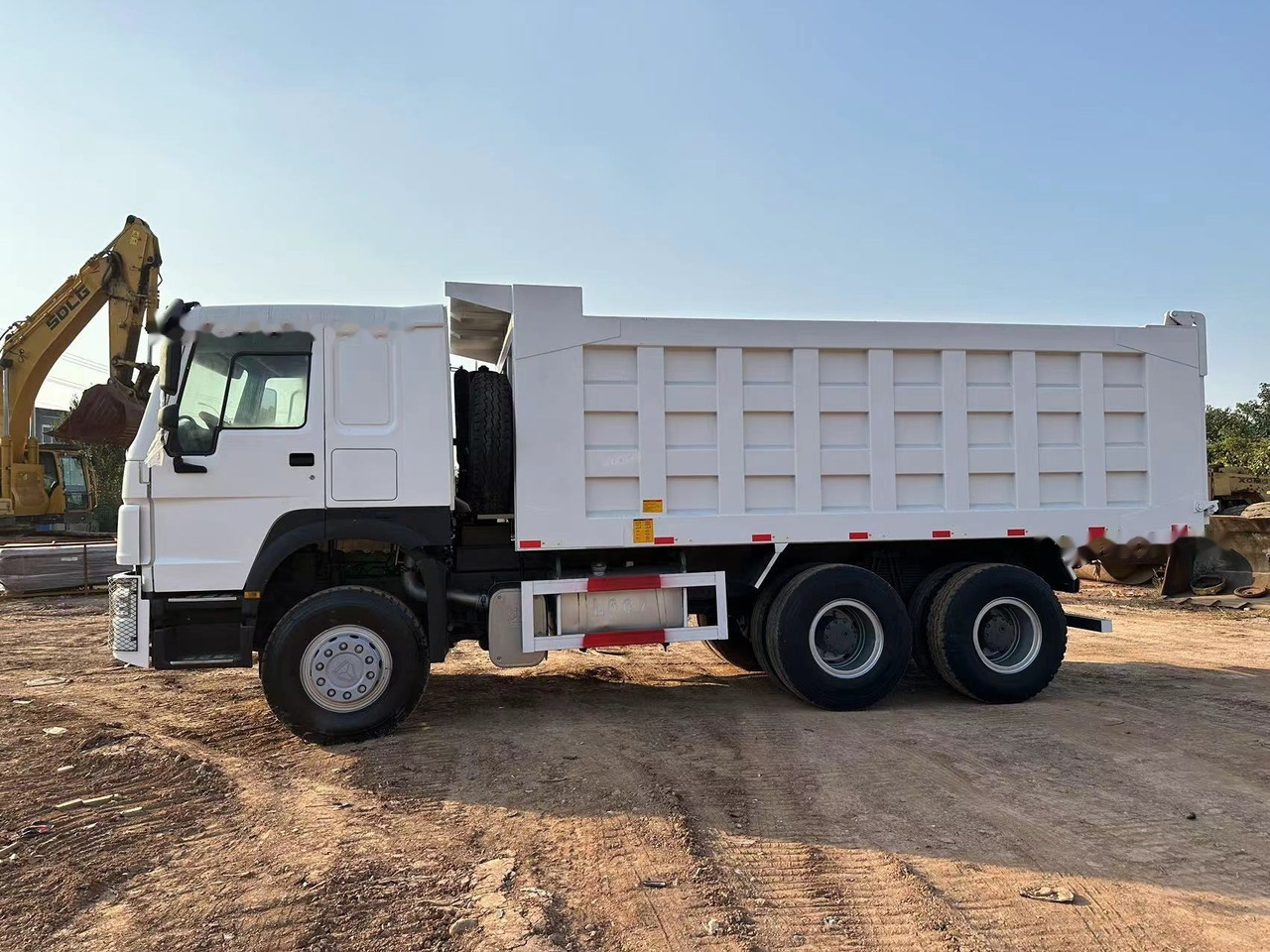 Camión volquete para transporte de silos SINOTRUK HOWO HOWO 371 6x4: foto 9