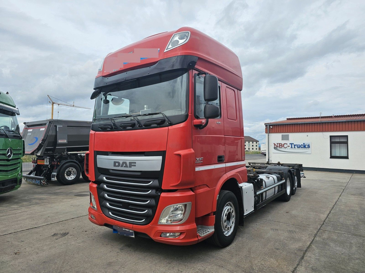 DAF XF 440 FAR * MUTLI * 2X TANK * RETARDER * STANDH - Camión portacontenedore/ Intercambiable: foto 1 DAF XF 440 FAR * MUTLI * 2X TANK * RETARDER * STANDH - Camión portacontenedore/ Intercambiable: foto 1