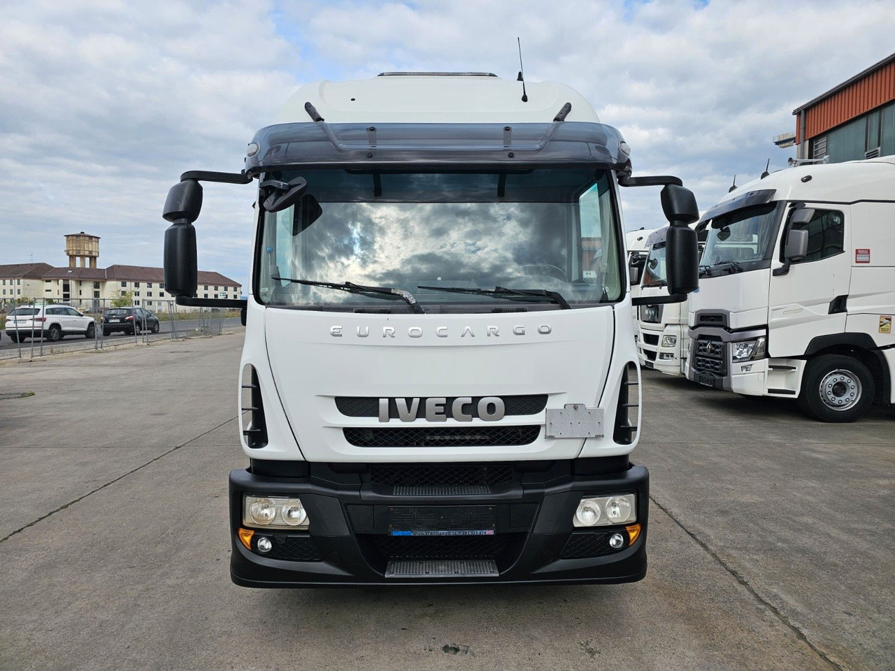 Iveco EURO-CARGO 120E25 * SCHLAFKABINE * BÄR 1,5 T * - Camión caja cerrada: foto 2 Iveco EURO-CARGO 120E25 * SCHLAFKABINE * BÄR 1,5 T * - Camión caja cerrada: foto 2
