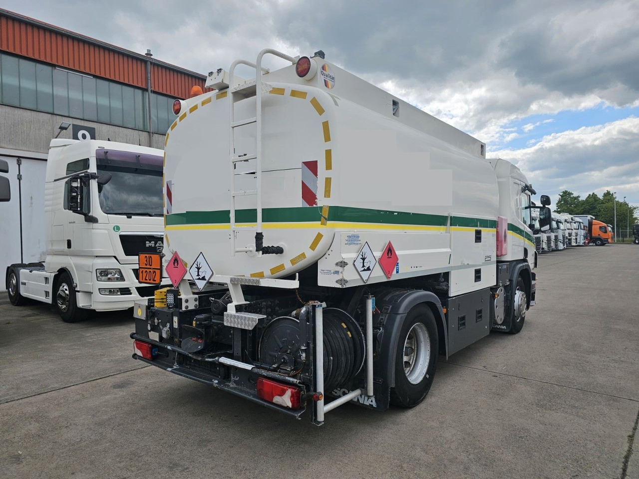 Scania P 360 * OBER/-UNTER * 3 KAMMER * BENZIN * - Camión cisterna: foto 5 Scania P 360 * OBER/-UNTER * 3 KAMMER * BENZIN * - Camión cisterna: foto 5