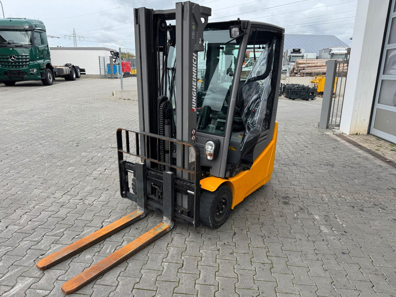 Jungheinrich EFG 215 / Triplex: 4.25m! / SS / nur 3.298h! - Carretilla elevadora eléctrica: foto 5 Jungheinrich EFG 215 / Triplex: 4.25m! / SS / nur 3.298h! - Carretilla elevadora eléctrica: foto 5