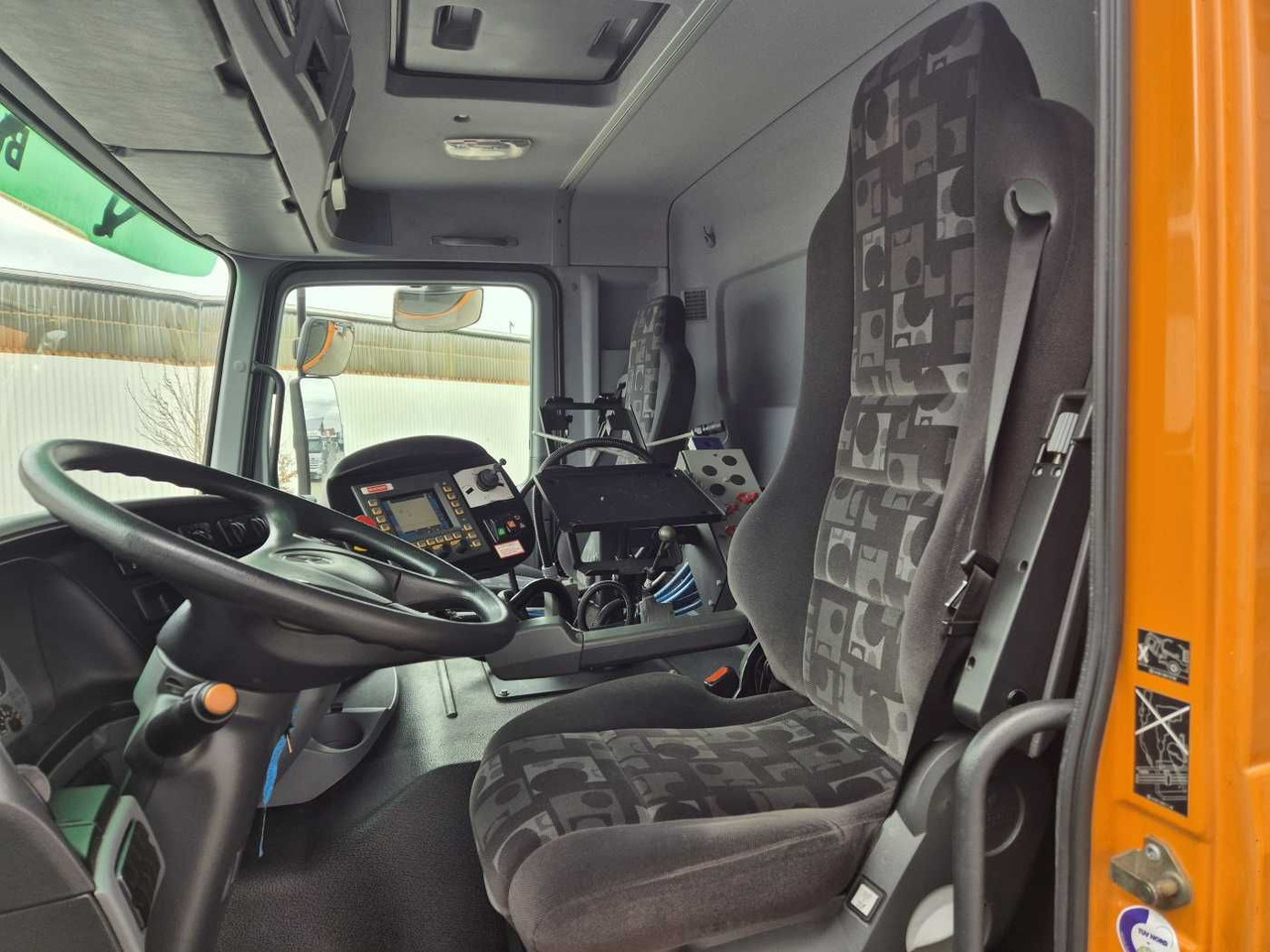 Leasing de  Mercedes-Benz Actros 2032 A 4x4 Bucher STKF 9500 Airport 30x Mercedes-Benz Actros 2032 A 4x4 Bucher STKF 9500 Airport 30x: foto 10