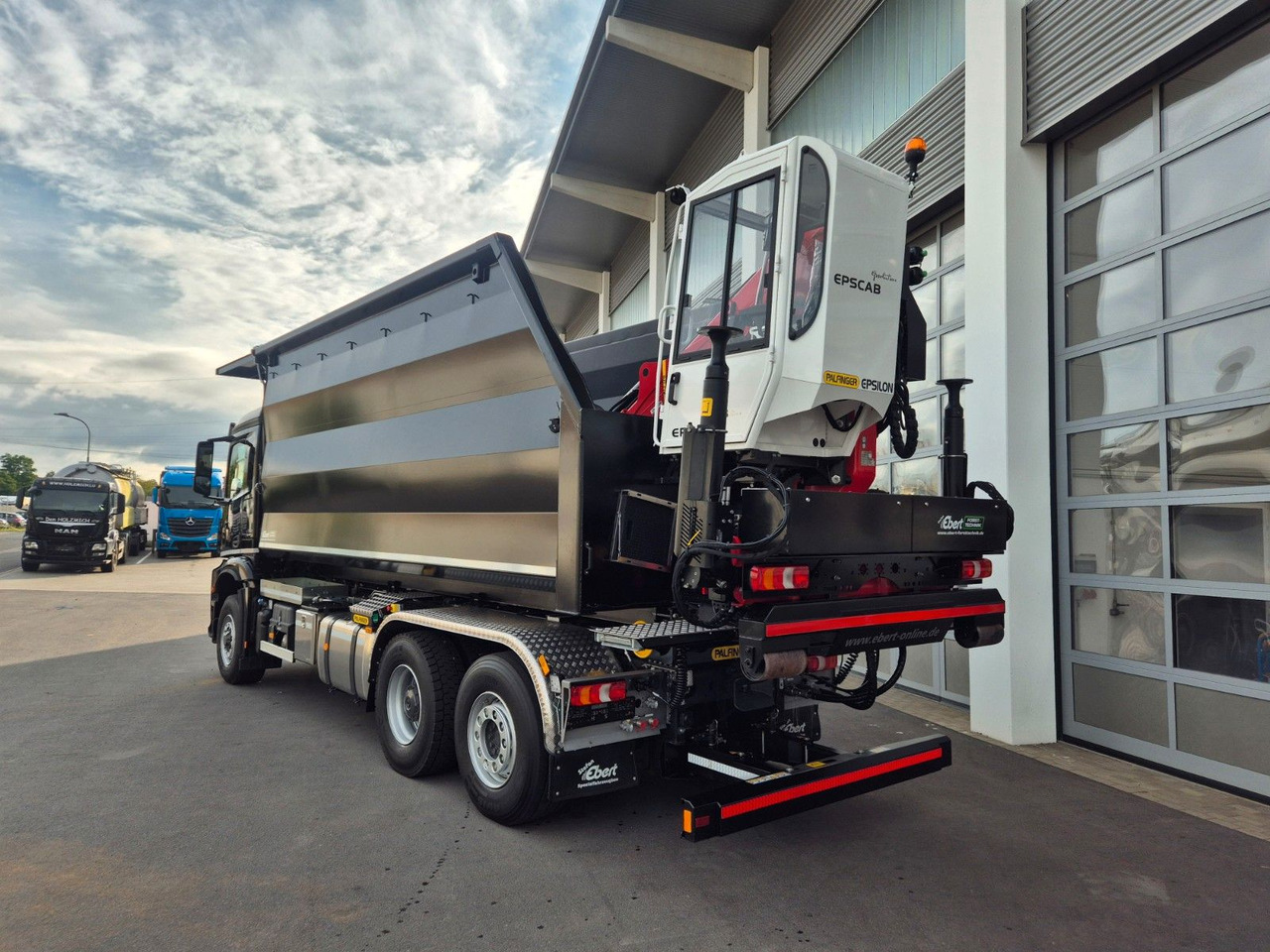 Mercedes-Benz Arocs 2751 6x2 HAD / Abroller EBERT Fällbox Q150 Mercedes-Benz Arocs 2751 6x2 HAD/ Abroller EBERT Forstbox Q150 - Camión multibasculante: foto 5 Mercedes-Benz Arocs 2751 6x2 HAD / Abroller EBERT Fällbox Q150 Mercedes-Benz Arocs 2751 6x2 HAD/ Abroller EBERT Forstbox Q150 - Camión multibasculante: foto 5