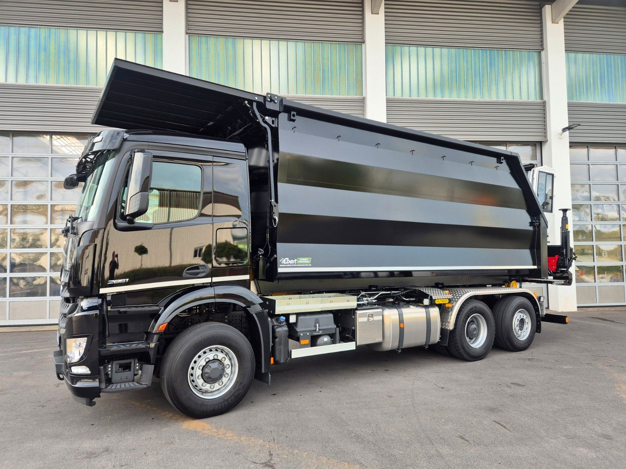 Mercedes-Benz Arocs 2751 6x2 HAD / Abroller EBERT Fällbox Q150 Mercedes-Benz Arocs 2751 6x2 HAD/ Abroller EBERT Forstbox Q150 - Camión multibasculante: foto 2 Mercedes-Benz Arocs 2751 6x2 HAD / Abroller EBERT Fällbox Q150 Mercedes-Benz Arocs 2751 6x2 HAD/ Abroller EBERT Forstbox Q150 - Camión multibasculante: foto 2