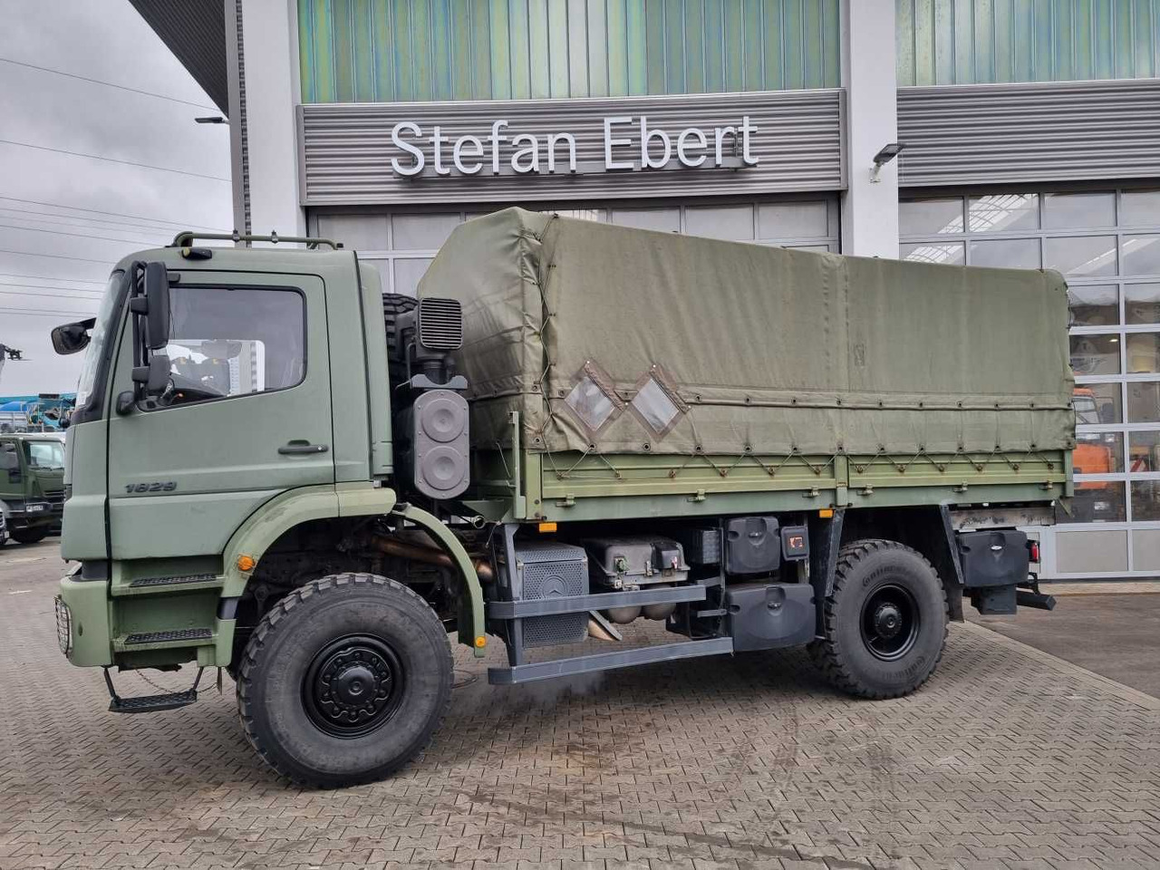 Mercedes-Benz Axor 1829 A 4x4 Pritsche/Plane 10 Stück - Camión lona: foto 4 Mercedes-Benz Axor 1829 A 4x4 Pritsche/Plane 10 Stück - Camión lona: foto 4