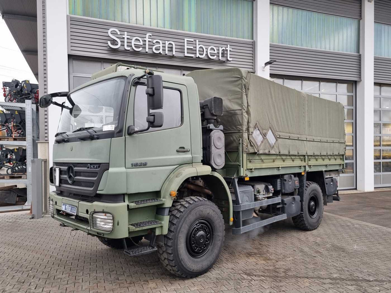 Mercedes-Benz Axor 1829 A 4x4 Pritsche/Plane 10 Stück - Camión caja abierta: foto 1 Mercedes-Benz Axor 1829 A 4x4 Pritsche/Plane 10 Stück - Camión caja abierta: foto 1